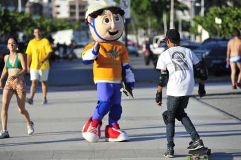 Ação educativa no calçadão de Camburi para o uso correto de skate, patins e bicicleta