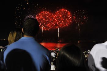 Fogos na praia de Camburi no Reveillon de 2013