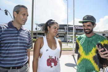 À esquerda, o Secretário de Esportes, Wallace Valente, com Aline Dantas (no meio) e Vitor Alexander, no calçadão de Camburi