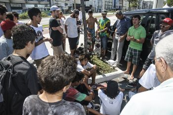 Skatistas fazem roda e conversam com os secretários Wallace Valente e Max da Mata no calçadão de Camburi