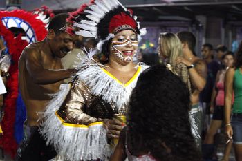 Pessoas pulando carnaval na Praça Oito