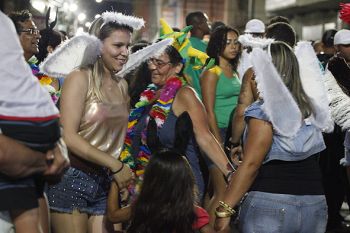 Pessoas pulando carnaval na Praça Oito