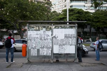 Utilização indevida de espaço público em pontos de ónibus pela Irmã Mayra