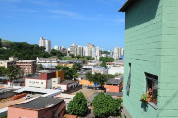 Denise Ribeiro Rangel em casa entregue pelo projeto Moradia