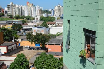 Denise Ribeiro Rangel em casa entregue pelo projeto Moradia