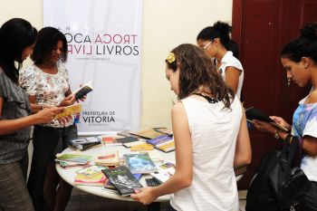 Banca de troca de livros na FAFI