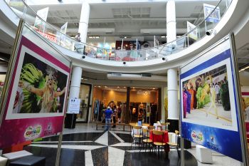 Exposição de painéis fotográficos O Carnaval do Brasil Começa Aqui no shopping Norte Sul
