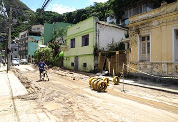 rua Barão de Monjardim, transito impedido