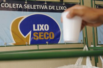 Usuário deposita material plástico no posto de coleta seletiva na Regional 6