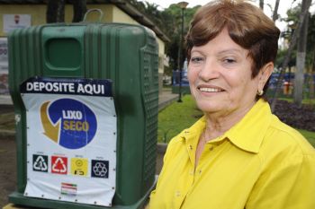 D. Vera Nancy Borges cuida da praça onde mora em Jd da Penha e da Coleta Seletiva