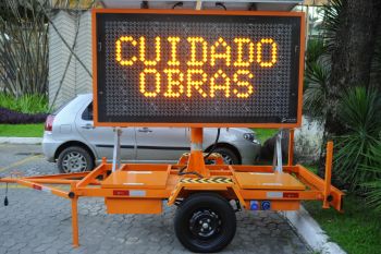 Painel de led para sinalização de obras