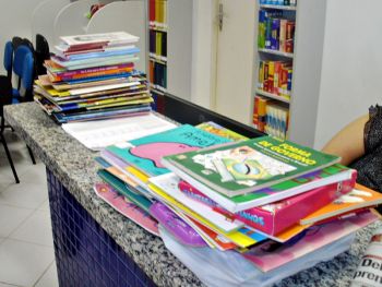 Alunos da Escola Crescer fazem doação de livros para a Biblioteca Municipal