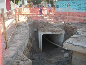 Galeria de macrodrenagem em construção na Rua Vitor Fritoli, em Maruípe