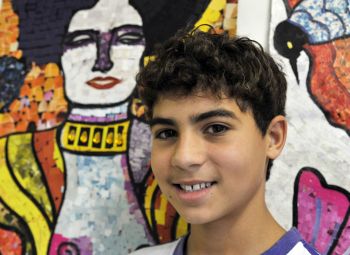 Aluno Rafael Allacco diante de seu trabalho orientado pela professora de Artes Gisele Góes