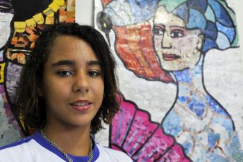 Aluna Luana Sizini diante de seu trabalho orientado pela professora de Artes Gisele Góes