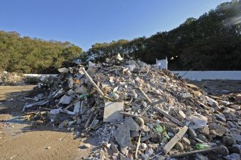 Material recolhido pelo mutirão de limpeza na baía de Vitória