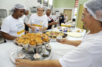Curso de confeiteiro na unidade de inclusão produtiva