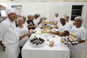 Curso de confeiteiro na unidade de inclusão produtiva