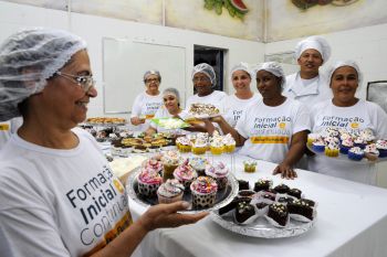 Curso de confeiteiro na unidade de inclusão produtiva