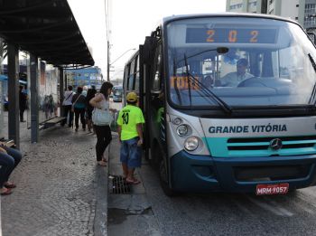 Ponto de ônibus na Avenida César Hilal