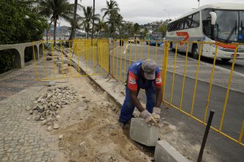 Obra de calçamento na Av Beira Mar