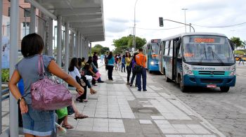 Ônibus do município de Vitória - Ponto de ônibus