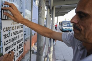 Limpeza de pontos de ônibus pela equipe da SEMSE