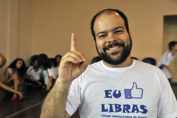 Professor Daniel de Carvalho participa do teatro de alunos surdos em Libras