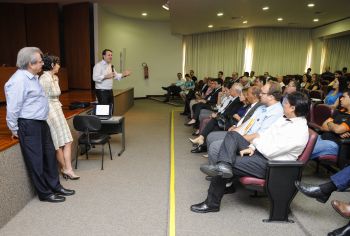 Solenidade de apresentação do projeto Alvará Mais Fácil no auditório da PMV