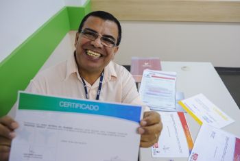 SR João Batista do Rosário exibe seus certificados adquiridos em cursos na Escola de Governo