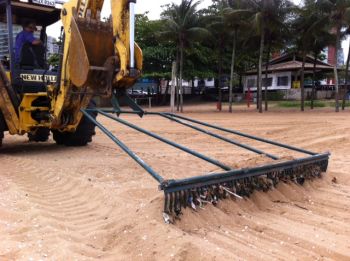 ação de limpeza da areia de Camburi