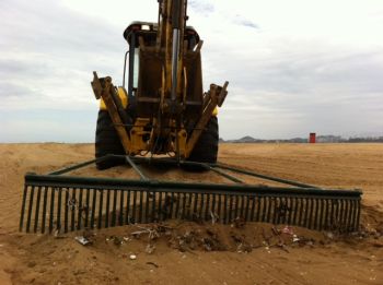 ação de limpeza da areia de Camburi