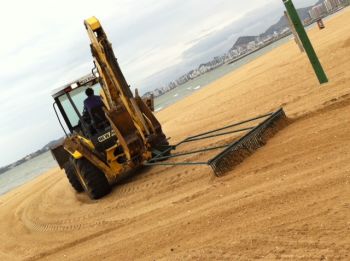 ação de limpeza da areia de Camburi