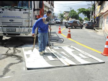 Sinalização horizontal no bairro Caratoíra
