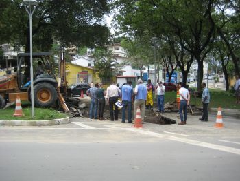 Operários trabalham para recuperar galeria rompida e liberar o tráfego