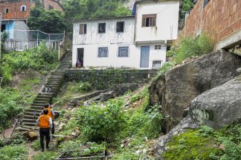 Prefeito e Vice visitam casas com risco de desabamento