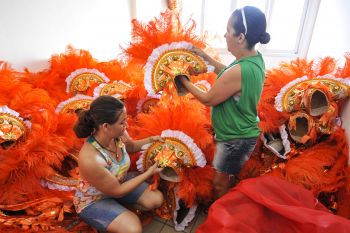 Aderecistas da Piedade trabalham na finalização de fantasias do carnaval