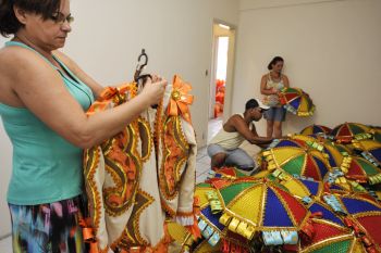 Aderecistas da Piedade trabalham na finalização de fantasias do carnaval