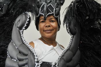 Aderecista Rosangela Lopes da Piedade trabalham na finalização de fantasias do carnaval