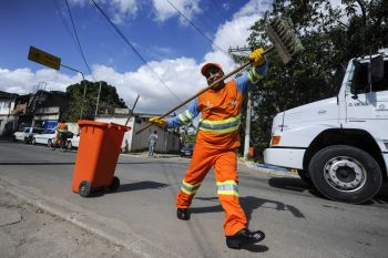 Gari sambista contagia a todos com sua alegria e samba no pé