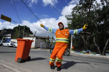 Gari sambista contagia a todos com sua alegria e samba no pé