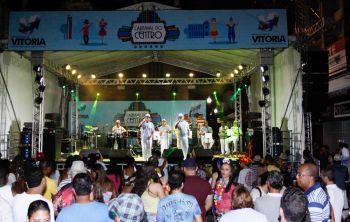 Show da Velha Guarda do Samba no palco da Avenida Jerônimo Monteiro