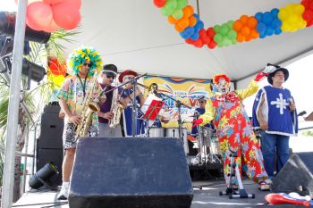 Show de palhaços no palco do Carnaval em São Pedro