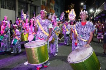 Desfile da bateria do bloco Lagartos Voadores