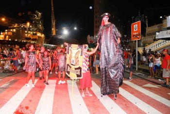 Pirata da Perna de Pau e foliões no desfile do Bloco Homicida no Centro Histórico