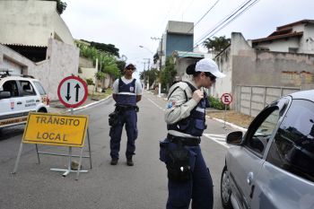 Rua interditada pela guarda municipal para receber seleção da Austrália
