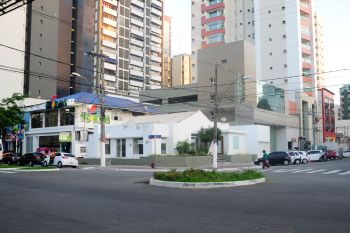 Rotatória no cruzamento das ruas Desembargador Sampaio x Eugênio Neto