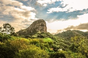 Pedra dos Dois Olhos vista do Parque Barão Monjardim