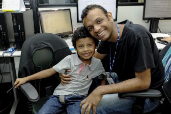 O servidor público Laerte traz seu filho Samuel para a PMV em comemoração ao dia dos Pais