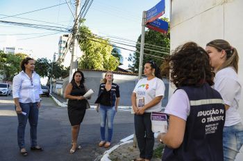 Equipe de trânsito percorre as ruas de Jardim Camburi onde houveram mudanças
